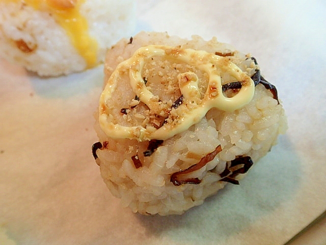 ＣＯで　すりごまマヨかけて・昆布佃煮の焼きおにぎり