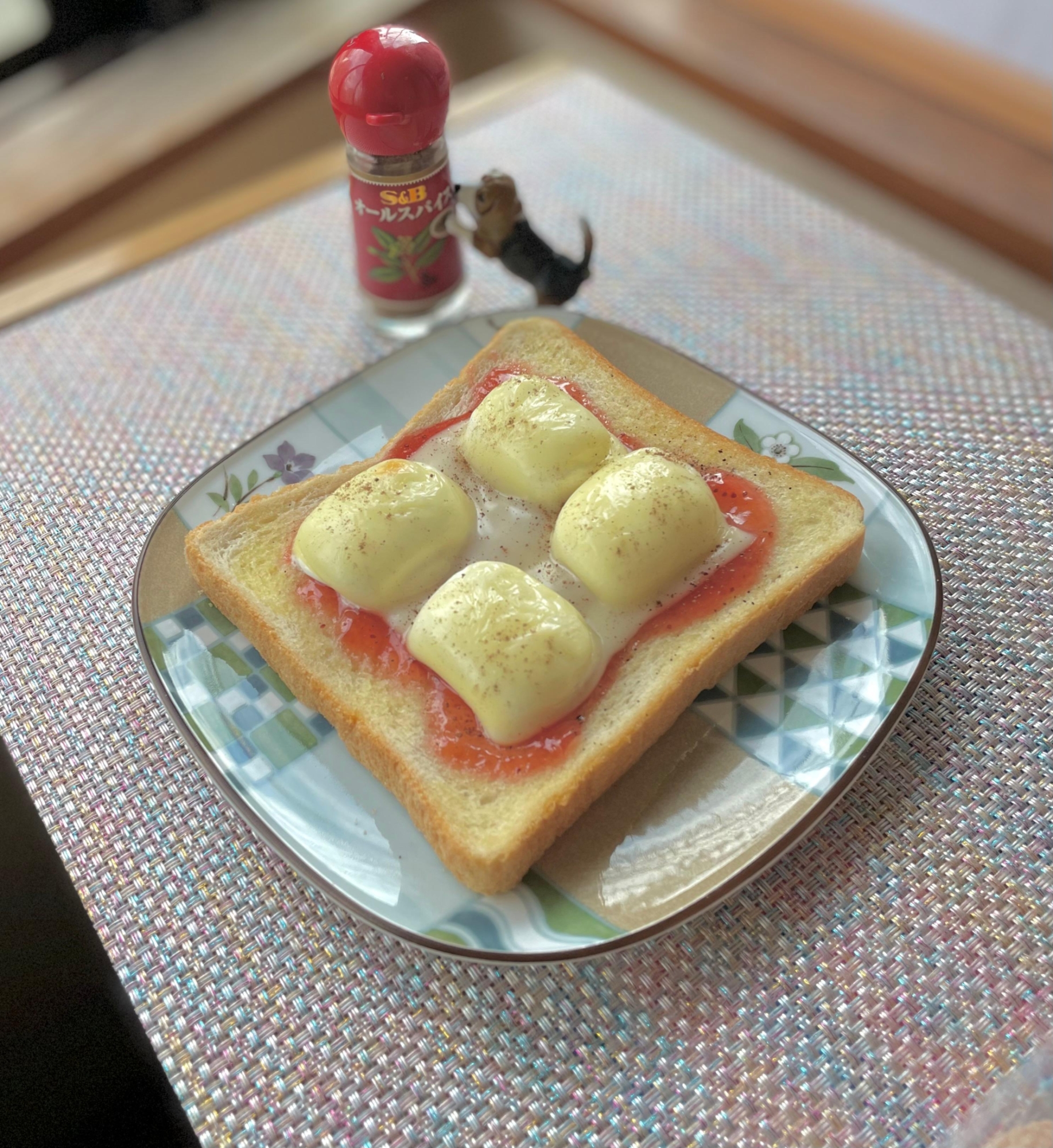 イチゴジャムとスライスチーズのオープンサンド