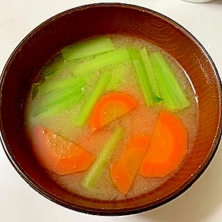 小松菜の茎とにんじんの味噌汁