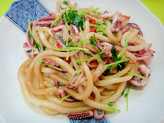 イカげそとカニカマ豆苗の焼きうどん