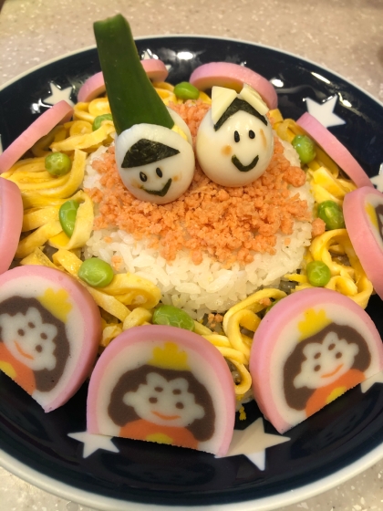 ちらし寿司が苦手な家族なので、娘の大好きなふりかけご飯で作りました！
リボンのピックもなかったのでチーズでw
簡単に美味しくできました！