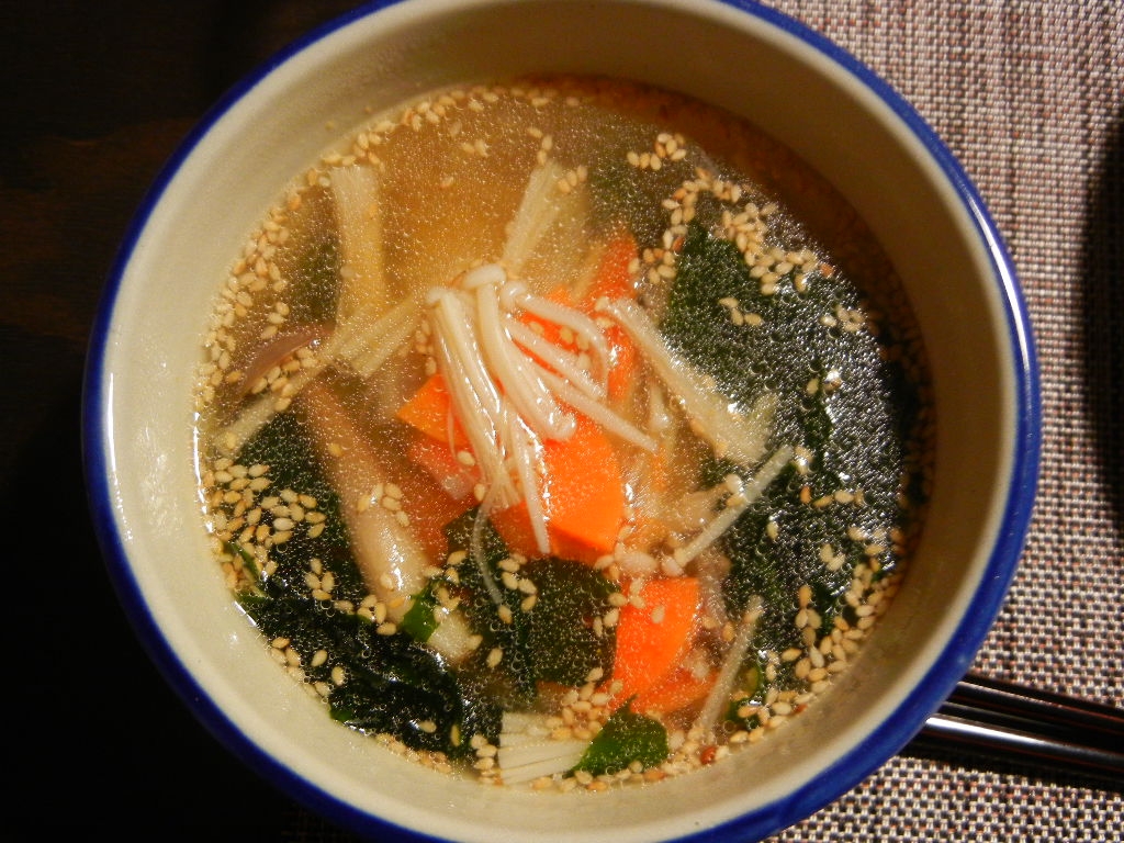 ワカメとニンジンとエノキの中華スープ