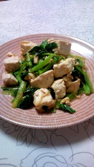 ご飯に合う！小松菜と豆腐の炒め物