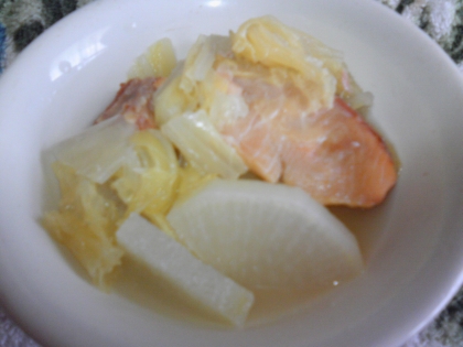男の自炊料理。鮭と大根と白菜のおなべ。なんてね。