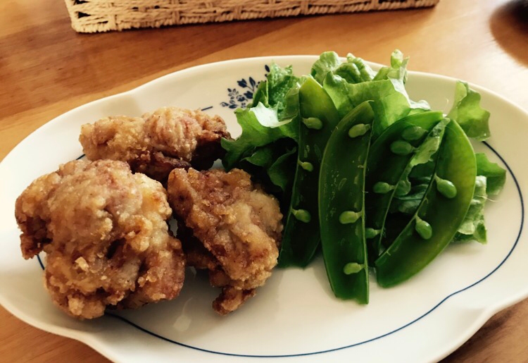 グリーンサラダと鶏肉の唐揚げおかずプレート