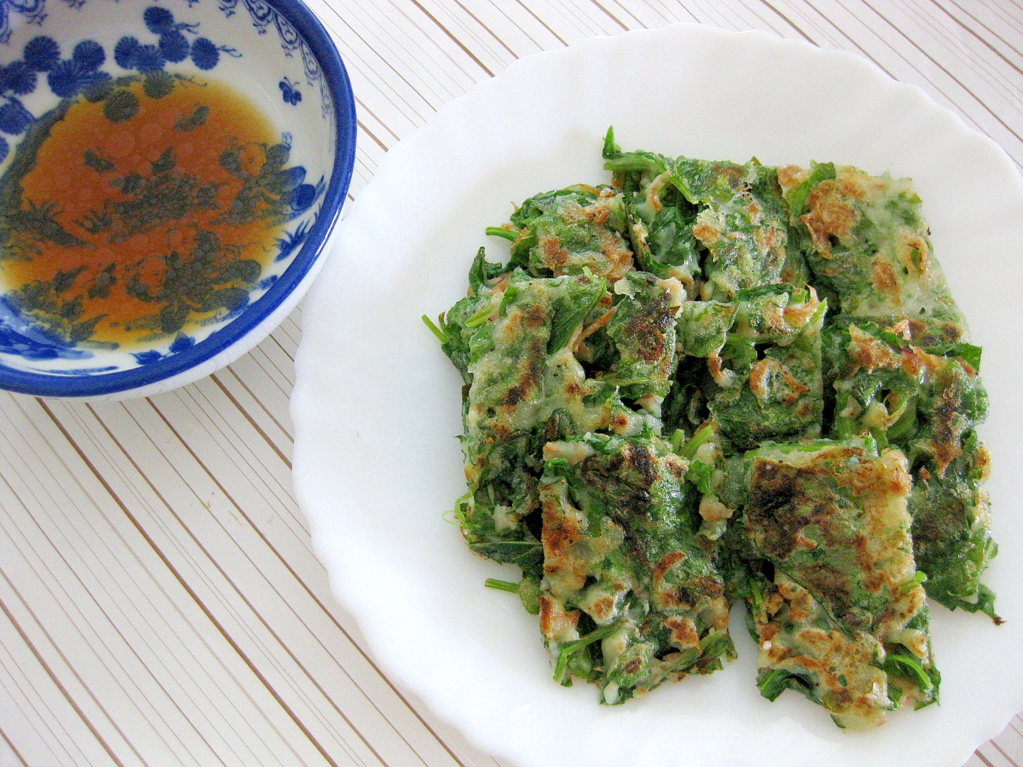 器に盛られたラディッシュの葉でチヂミ風