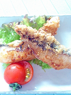 皿に盛られたメジナの塩麹唐揚げ