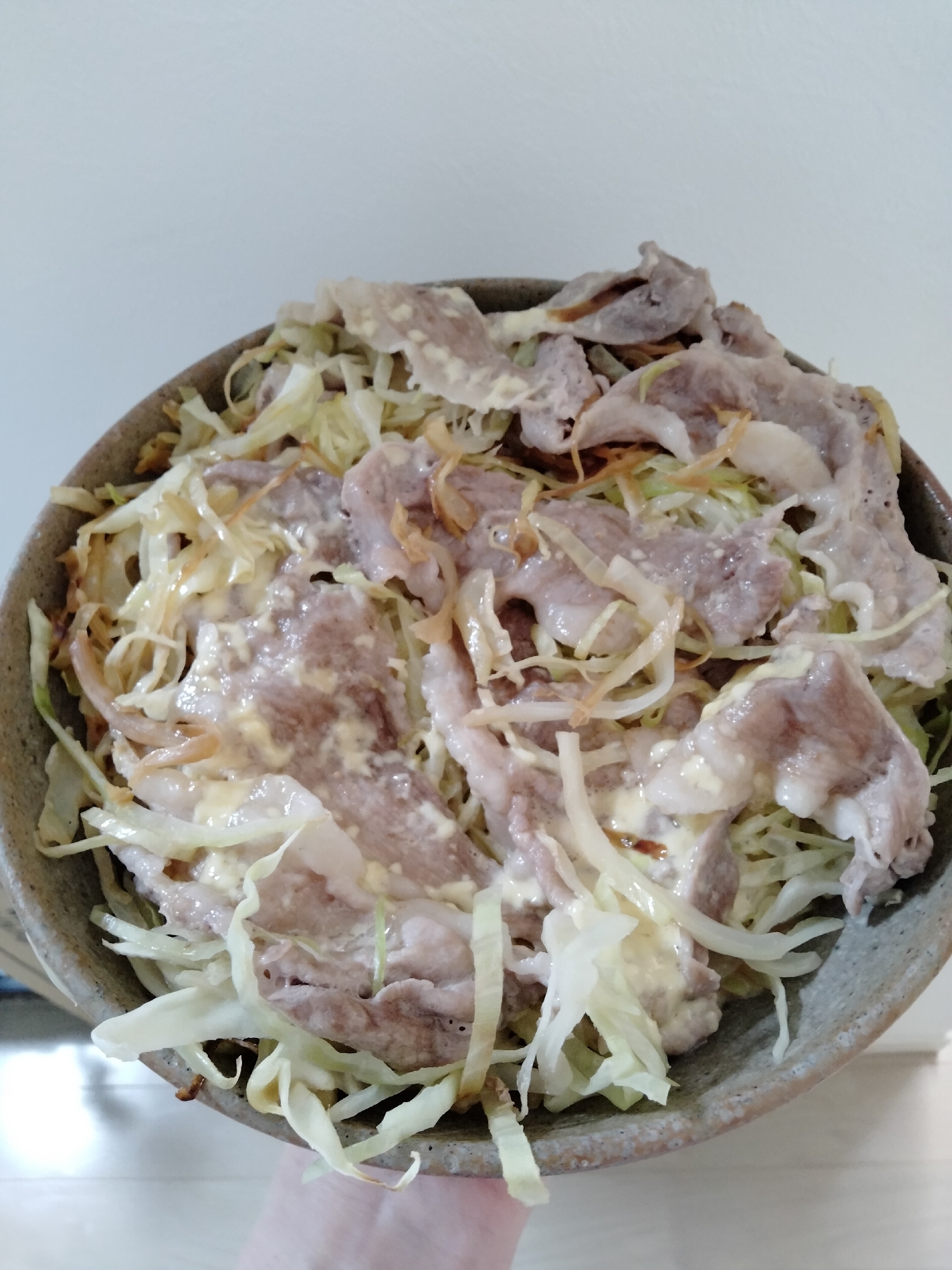 キャベツと豚バラ肉の蒸し焼き(マヨポン酢)