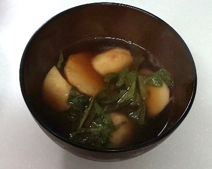 収穫した里芋、いただいた小松菜でお味噌汁、温まりとてもおいしかったです♥️大きな里芋良いですね☺️今年は里芋が不作でした(;_・)夏暑かったからかな(汗)