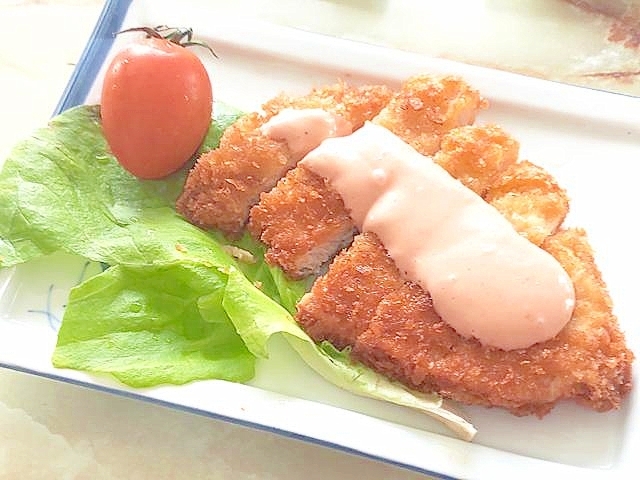 白い皿に盛り付けたとんかつとトマト