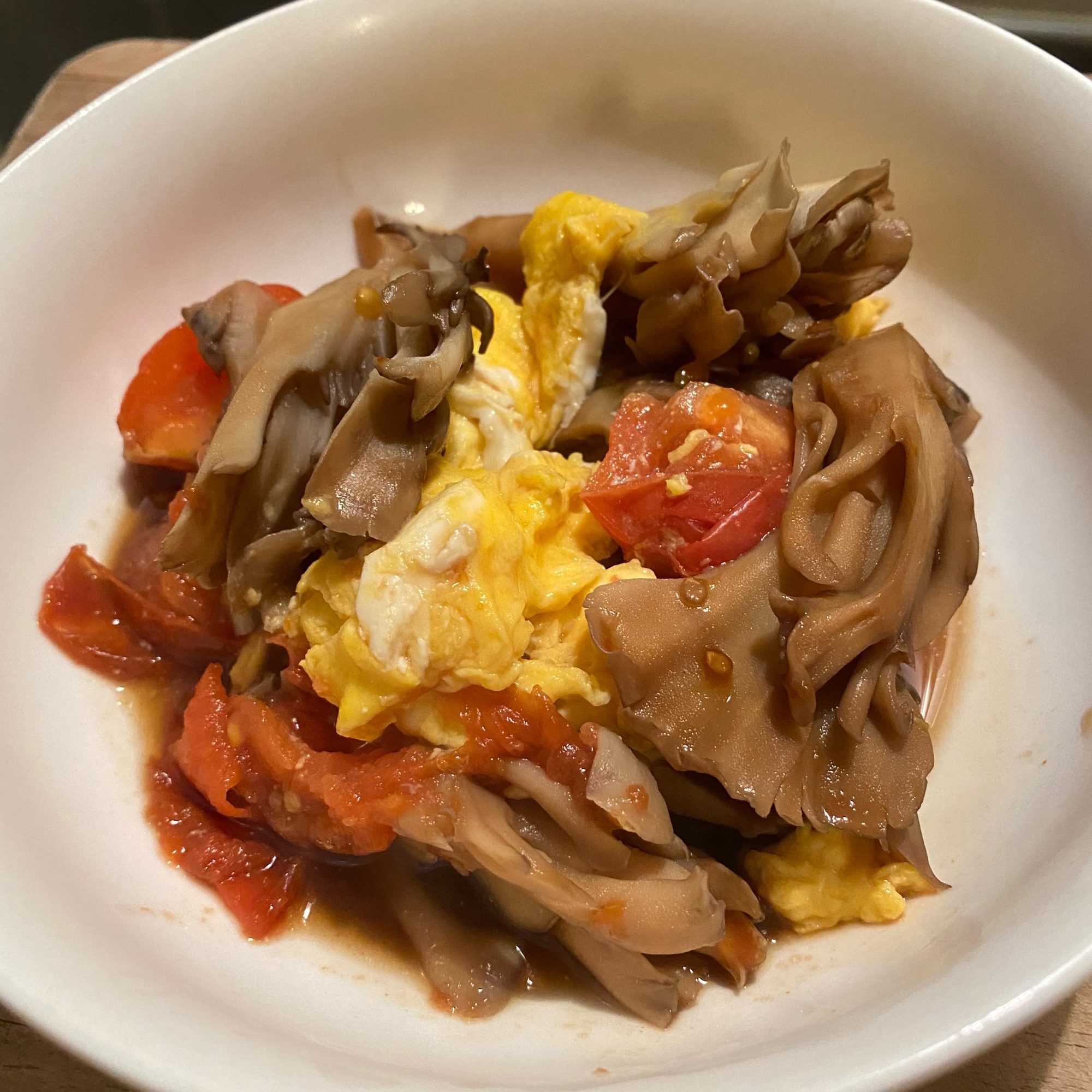舞茸とトマトと卵の麺つゆ蒸し