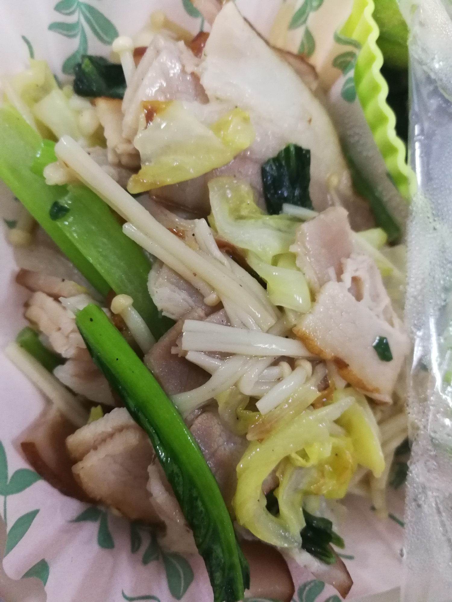 白菜えのき小松菜ベーコンの炒め物