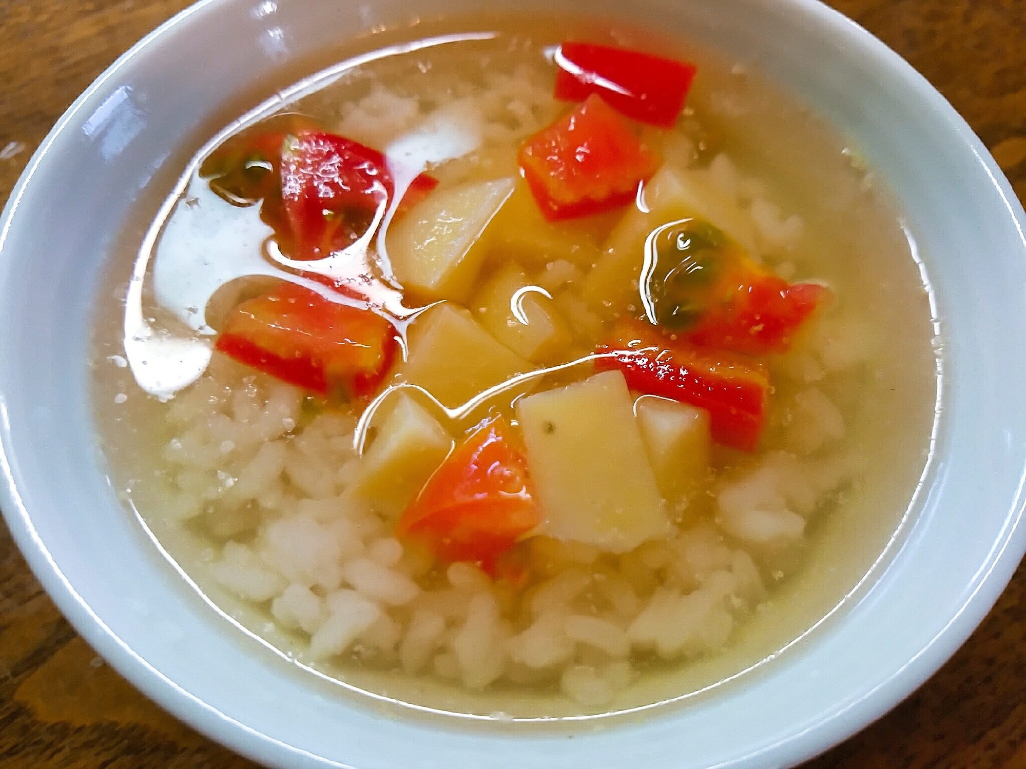 じゃが芋とトマトの冷たいコンソメスープご飯