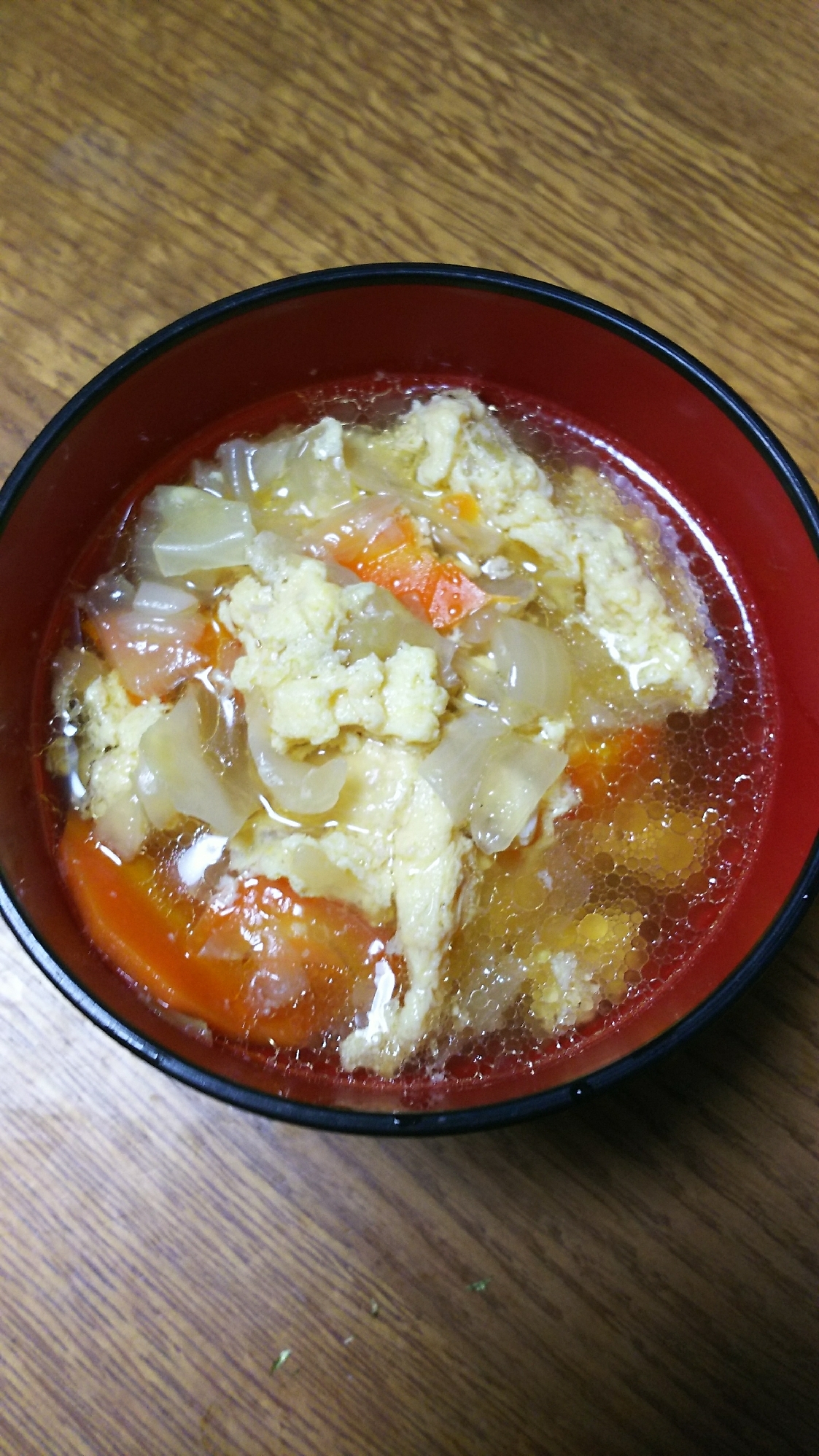 鶏のゆで汁でキャベツと人参の卵スープ