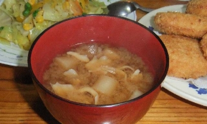 今日も舞茸とお麩でお味噌汁です。見えづらいけど新タマネギも入って甘いです♪
ごちそうさま！！