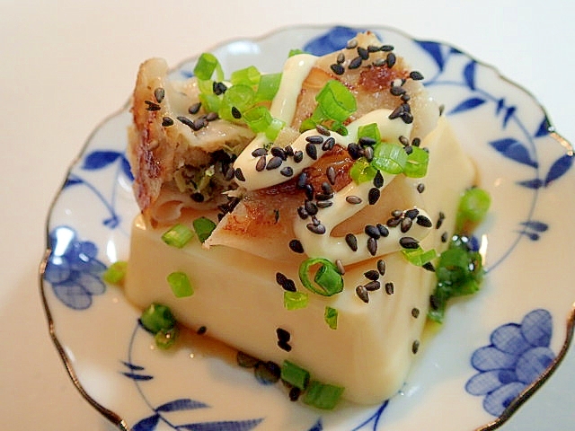 焼き餃子と葱と黒胡麻のマヨかけ卵豆腐
