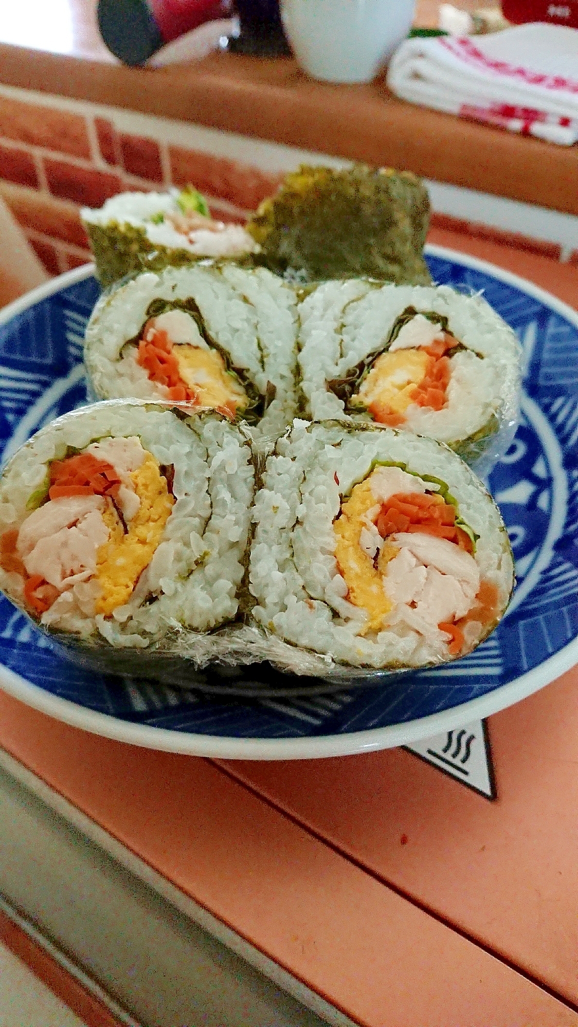 蒸し鶏とにんじんと卵入り♡海苔巻き