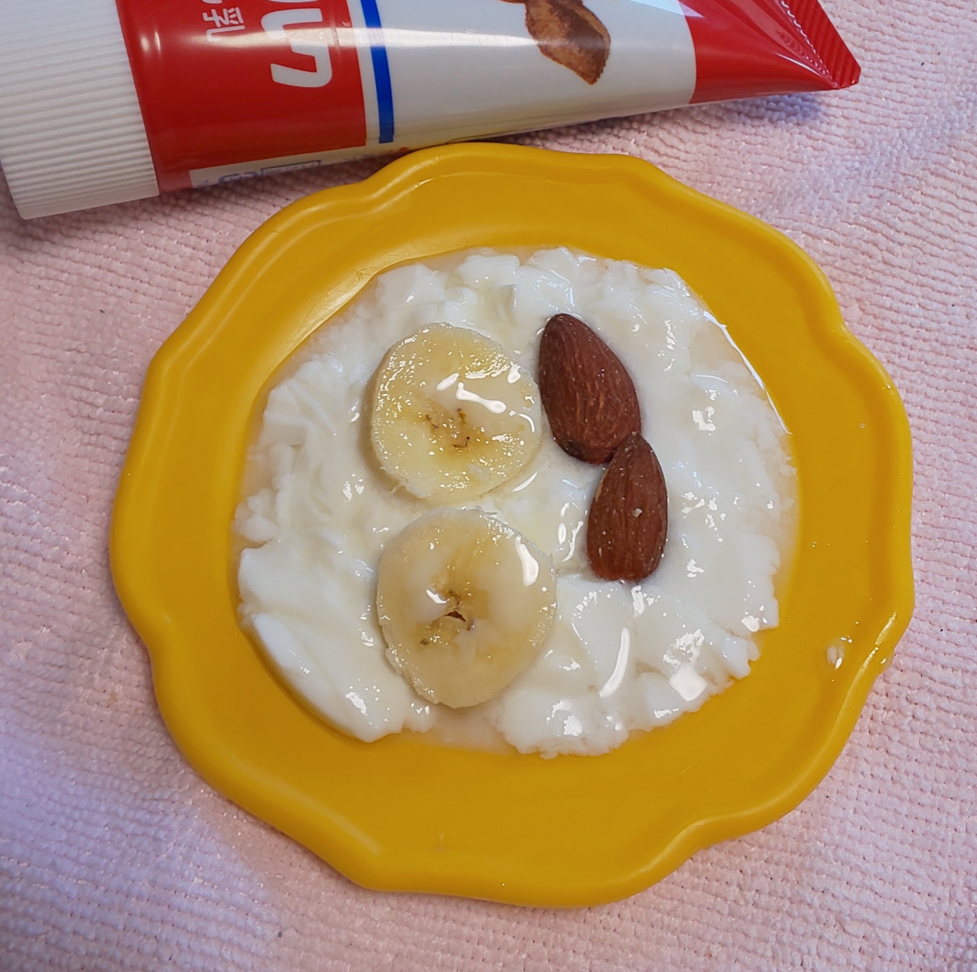 バナナとナッツヨーグルトに♪練乳を