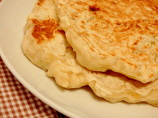 白い皿に盛り付けたもっちりパンケーキ