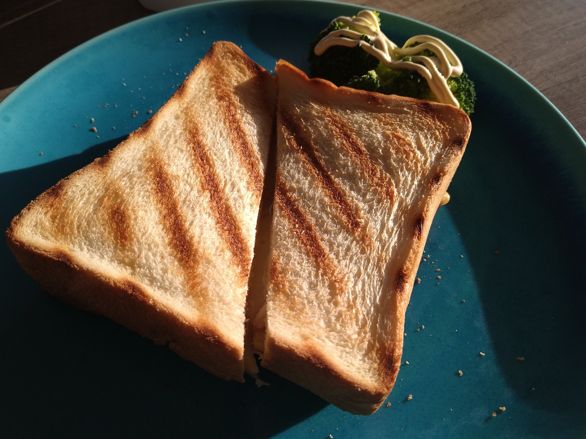 アラジンのトースターでハムチーズホットサンド