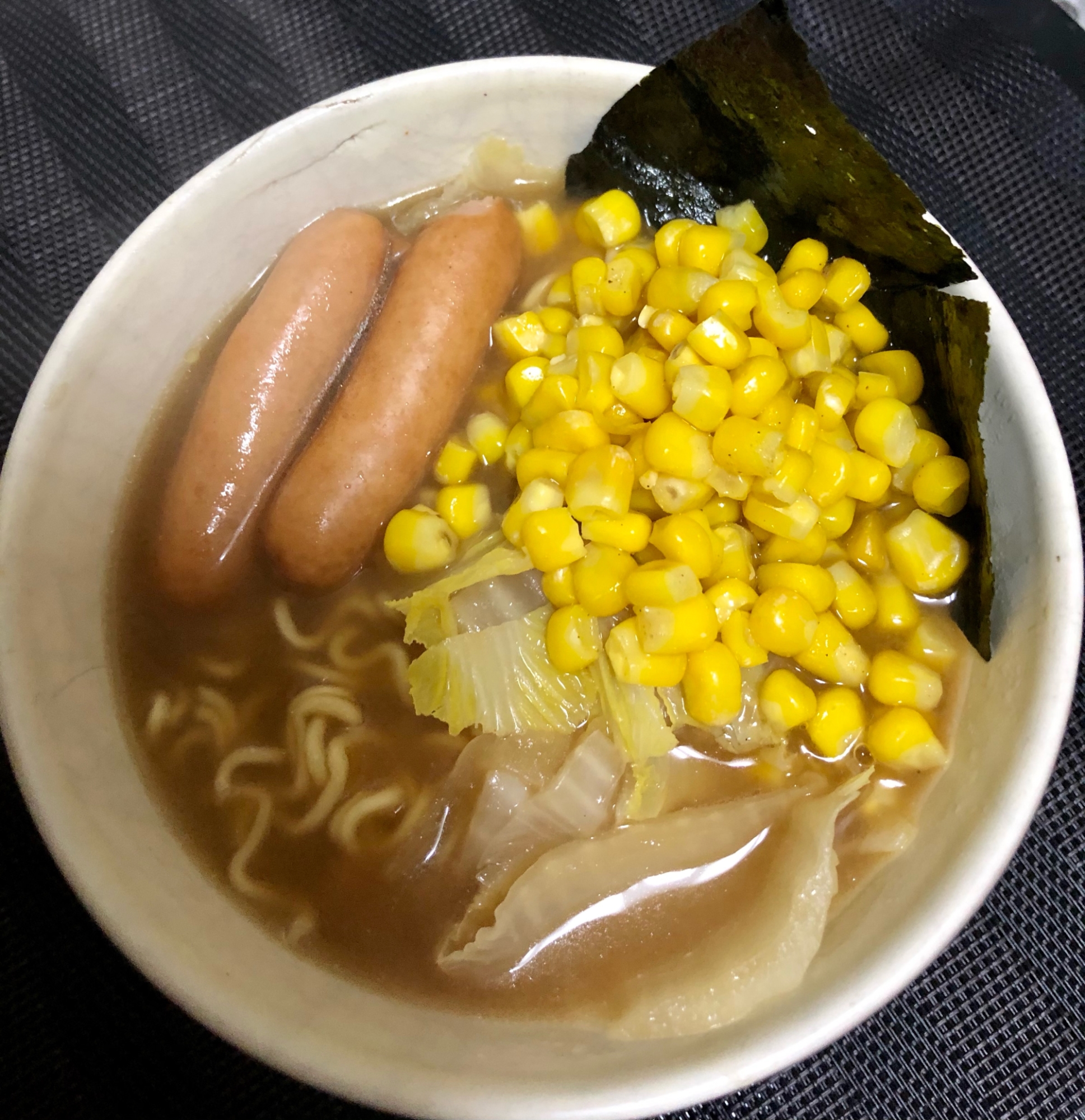 袋ラーメンでも美味しい♪バターコーン味噌ラーメン