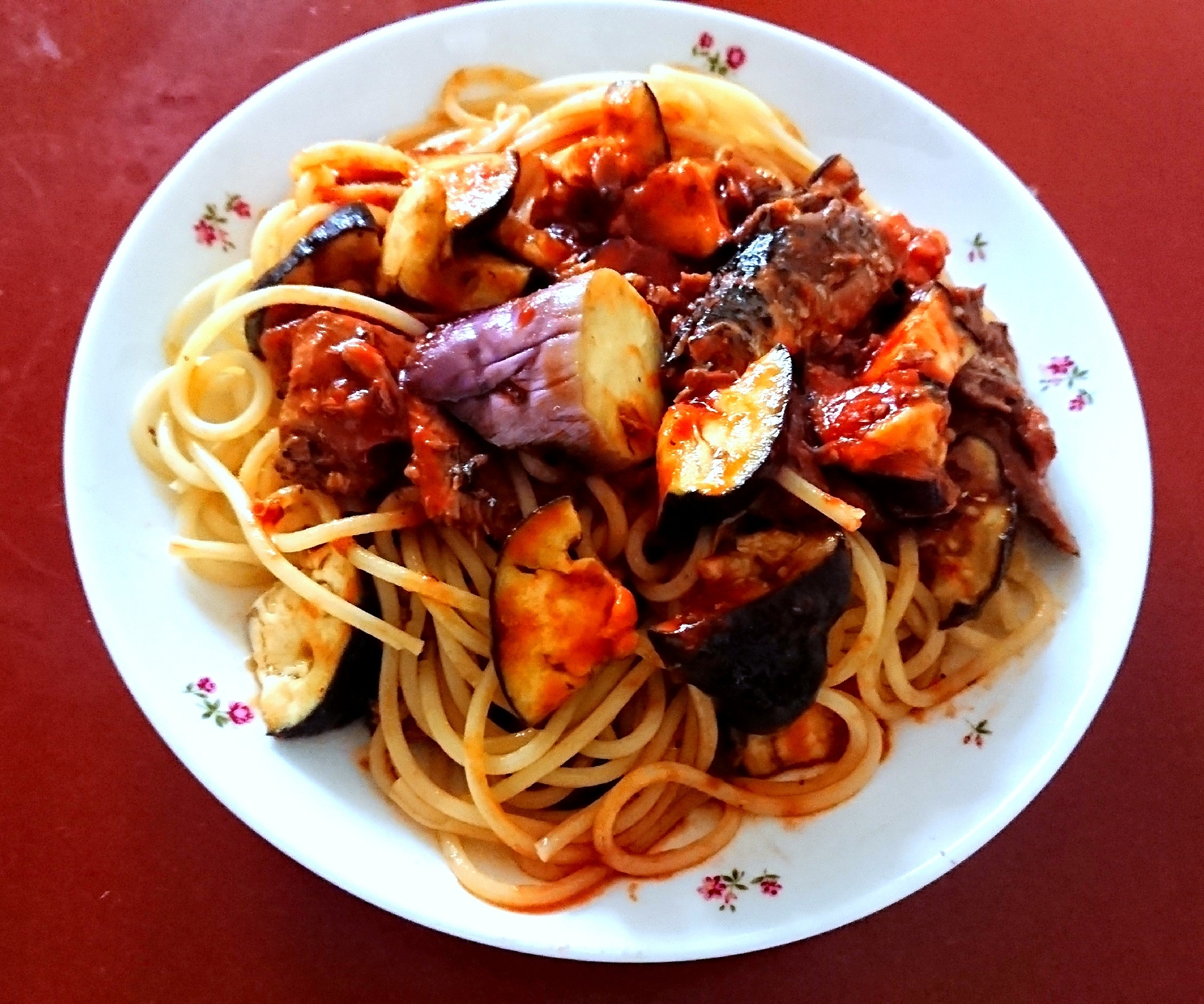 茄子と魚缶とトマトソースのパスタ