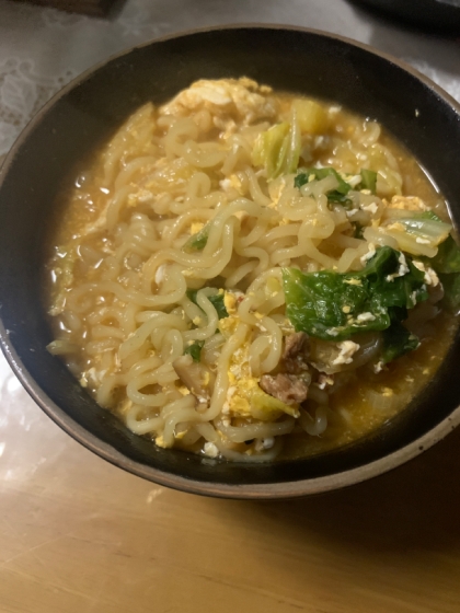 豪華な辛ラーメンが出来ました！
チーズがよく合います。
納豆を試す勇気はまだなかったけれど、今度試してみますね！