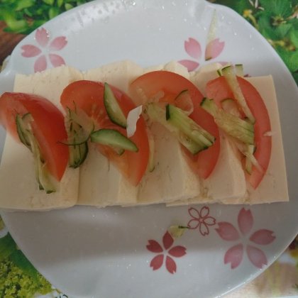 おはようございます
お豆腐で栄養満点
朝食の一品で作ってみました
((o(￣ー￣)o))
またまた雨降りの朝
寒いですが
半そでです