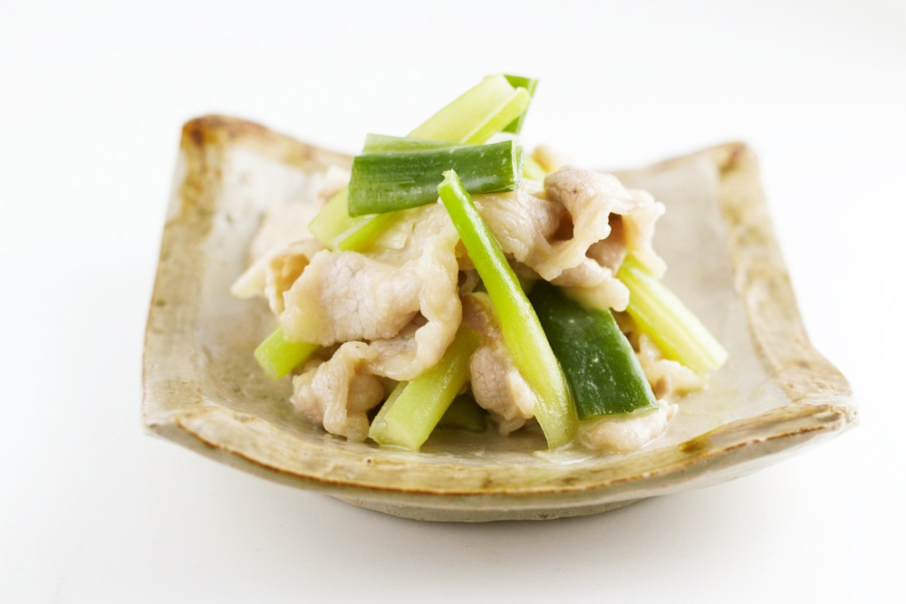 四角い陶器に盛り付けた湯引き豚肉とねぎのぬた和え