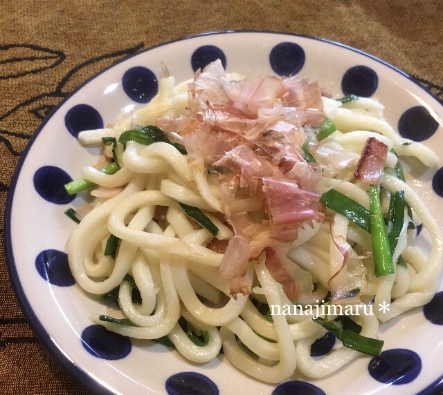 お昼にチャチャっと白だし焼うどん(ニラ&ベーコン)