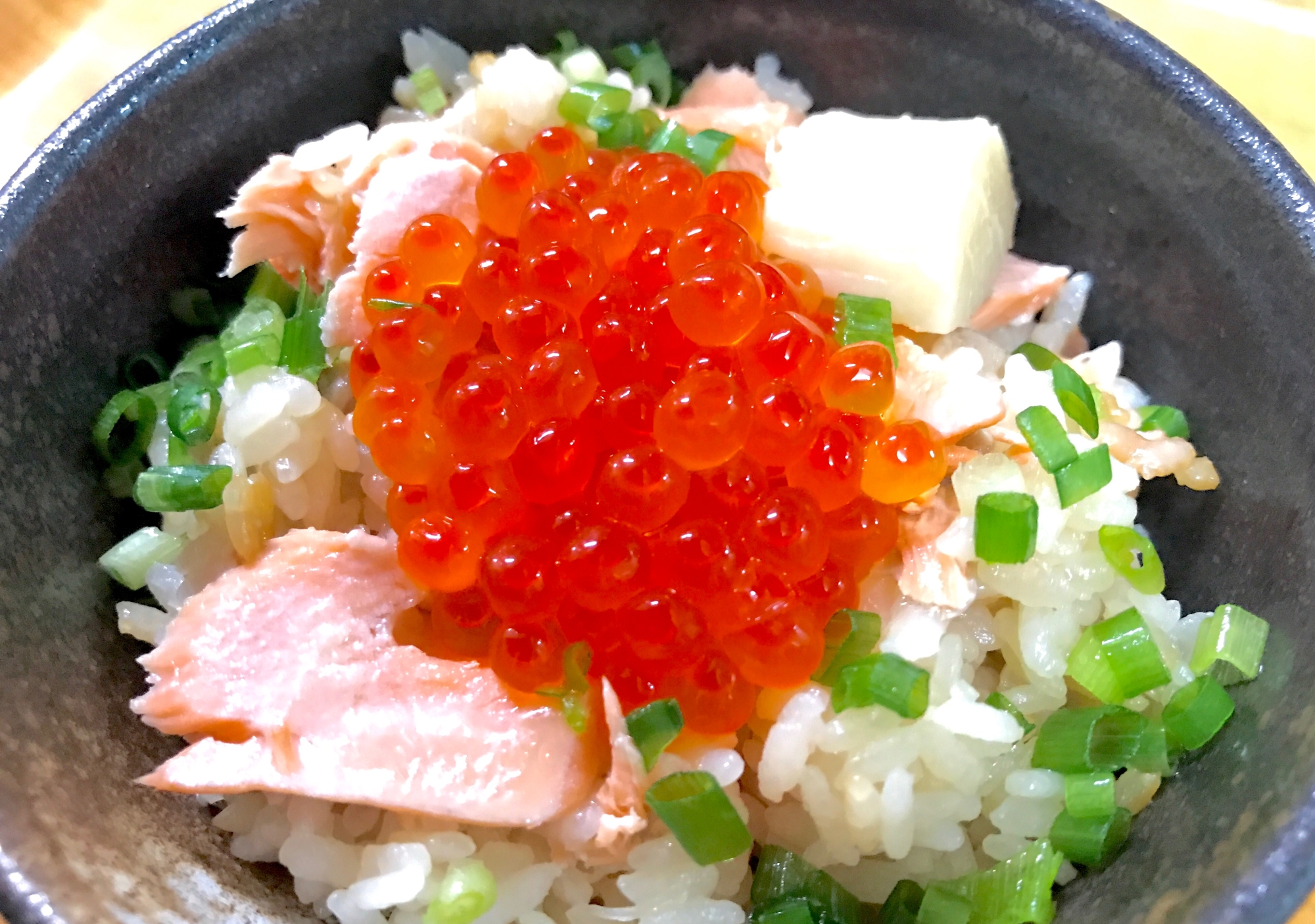 サーモンとホタテの炊き込みご飯イクラ載せ