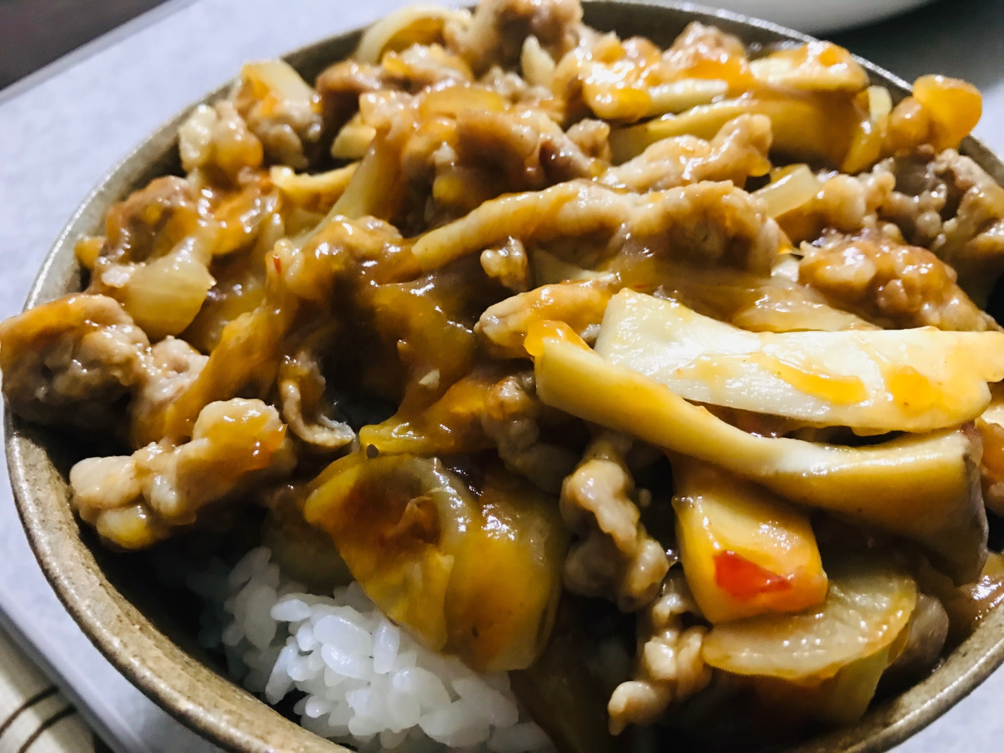 簡単！豚肉とエリンギのピリ辛丼♫