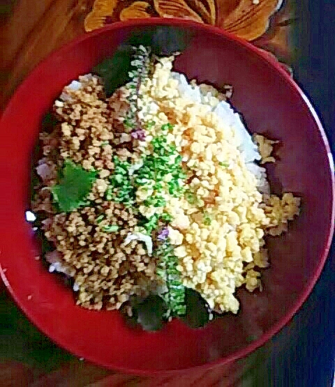 穂紫蘇で 鶏と卵のそぼろ丼 レシピ 作り方 By あけぼのマジック 楽天レシピ 穂紫蘇で 鶏と卵のそぼろ丼 レシピ 作り方 By あけぼのマジック 楽天レシピ