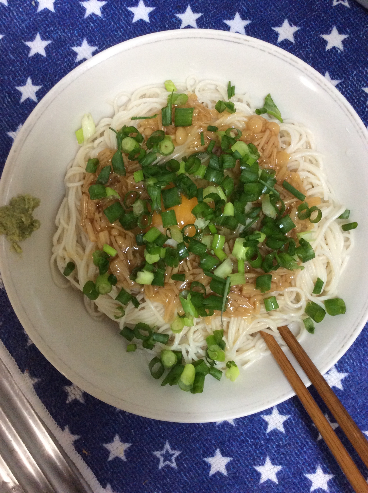 なめ茸で♪冷やし釜玉そうめん