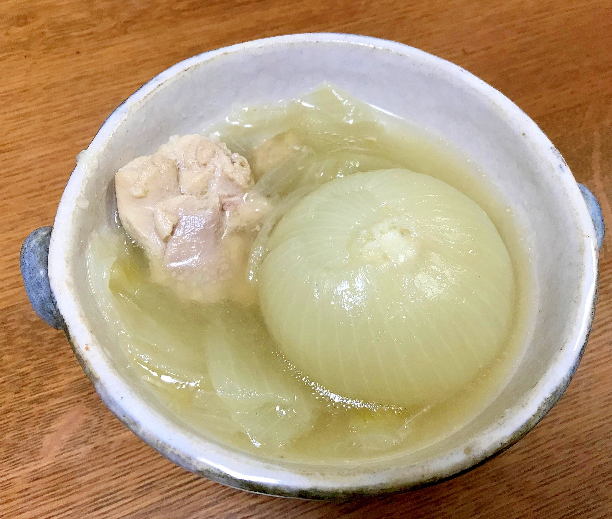 丸ごと玉ねぎと鶏のスープ