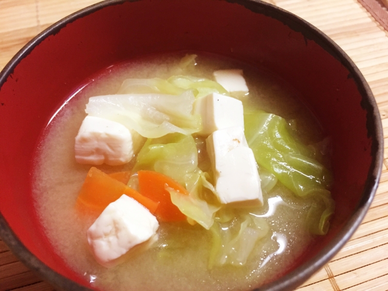 豆腐&キャベツ&ニンジンの味噌汁