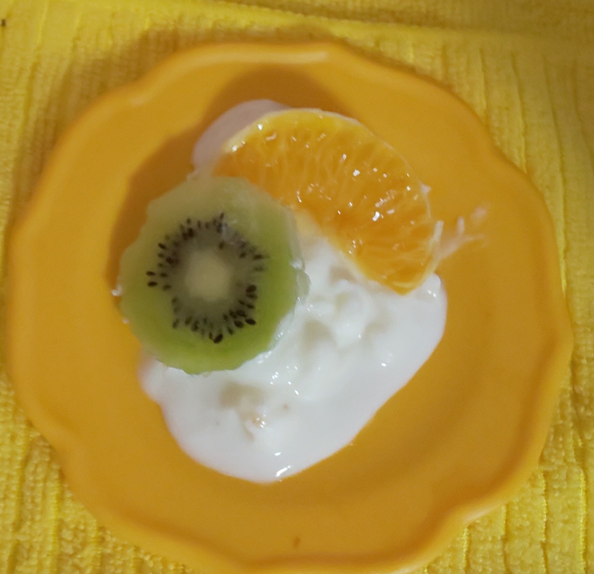 ヨーグルトにキウイとオレンジを♪