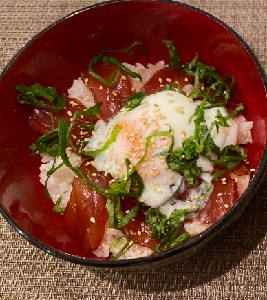 余ったマグロの刺身で漬け丼温玉のせ