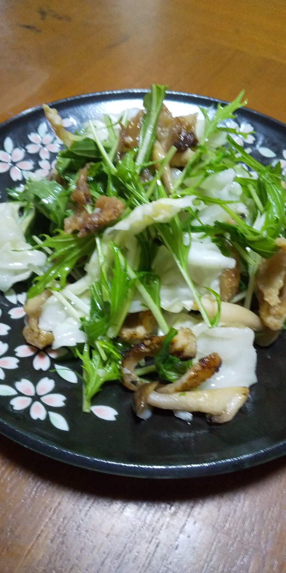 鶏皮とキャベツ水菜のホットサラダ