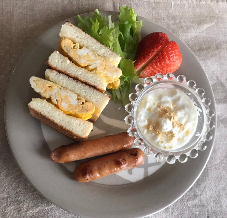 卵焼きトーストとウインナーの朝ごはん