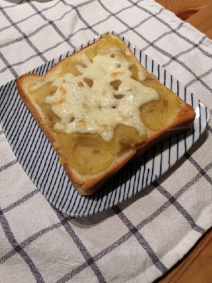 マヨネーズの酸味とチーズの塩気がさつまいもの甘みと合って、すっごくおいしかったです☆幸せな気持ちになるトーストでした♪