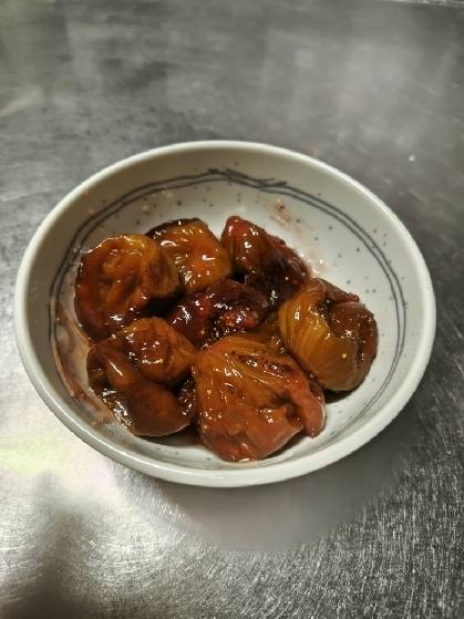 いちじくの重量はかったら、レシピの半分くらいだったので、砂糖と酢も半分にして作りました。

昨夜作り、今朝少し食べました。
 
美味しく仕上がってくれました♪