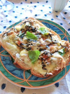 たっぷりキャベツとツナと塩昆布のバジルトースト