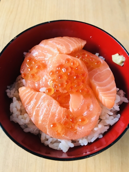 サーモンといくらの漬け丼