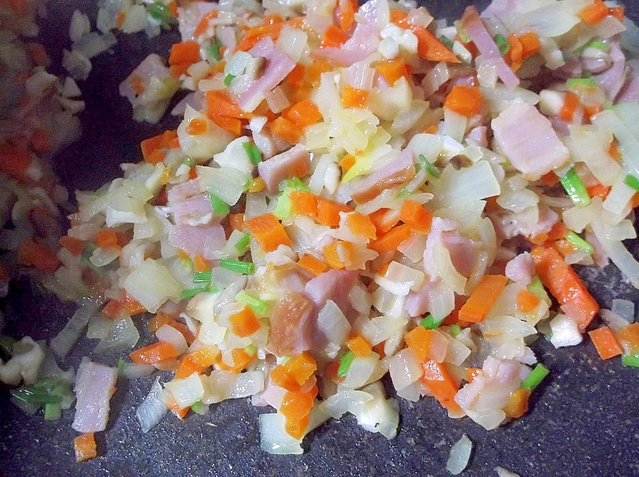 刻み野菜とベーコンの炒め物