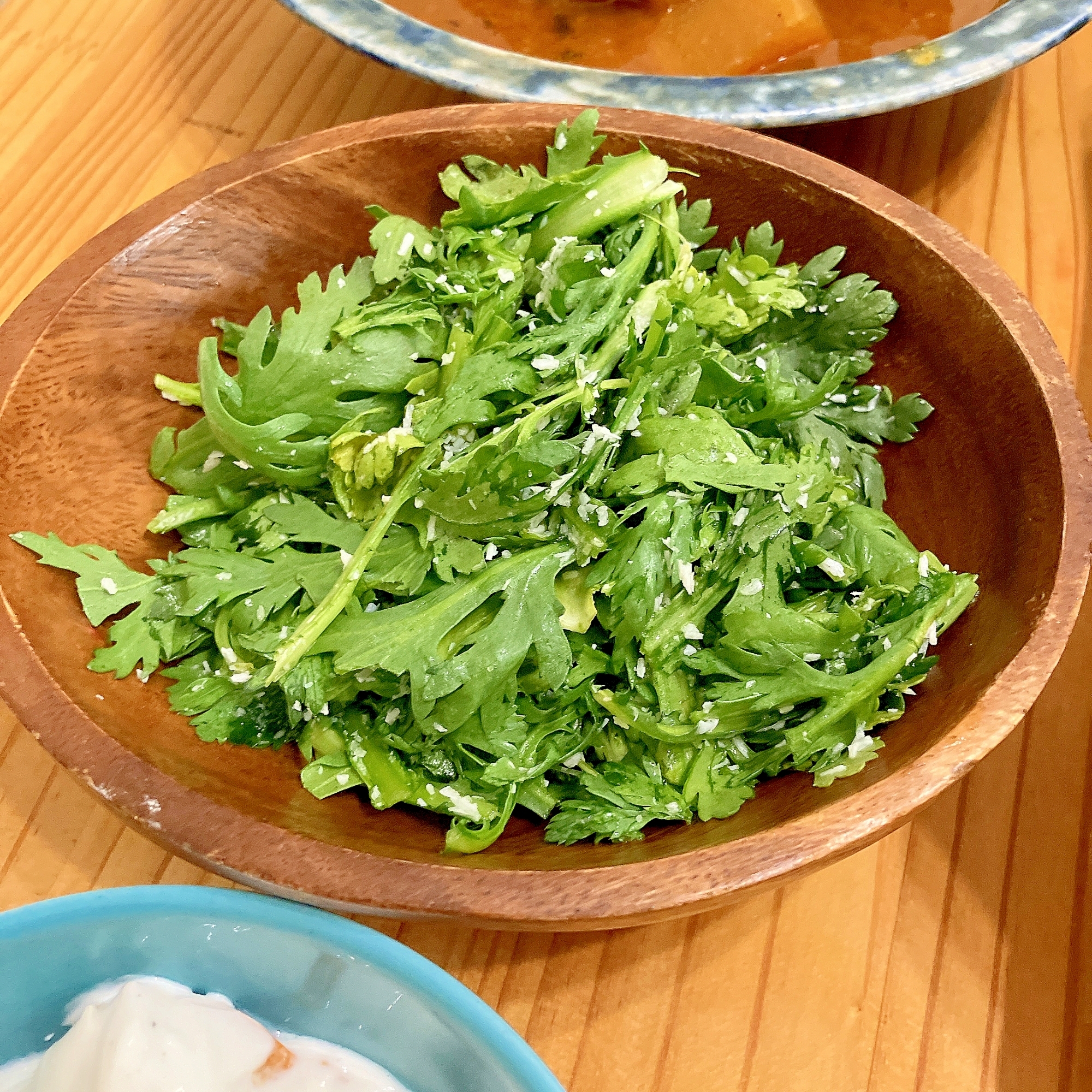 スパイスカレーに★春菊とココナッツのサラダ