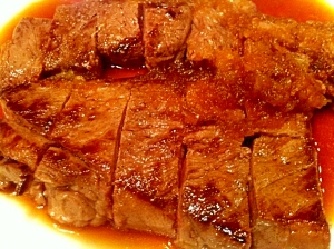 牛肉ステーキとオニオンソース