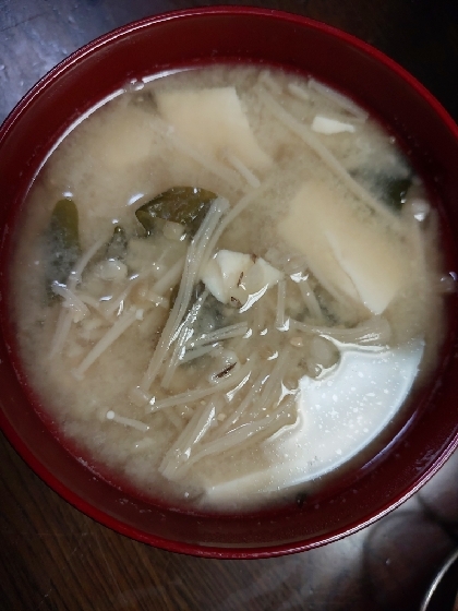 えのきと玉ねぎとわかめの味噌汁