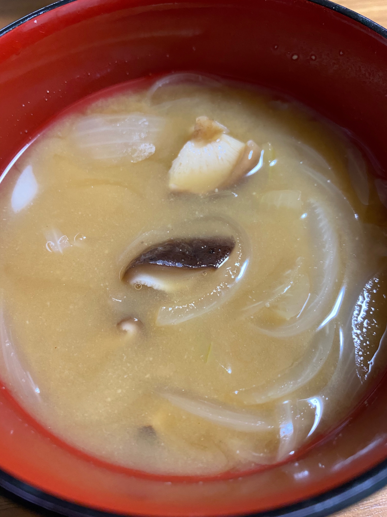 玉ねぎと椎茸の味噌汁