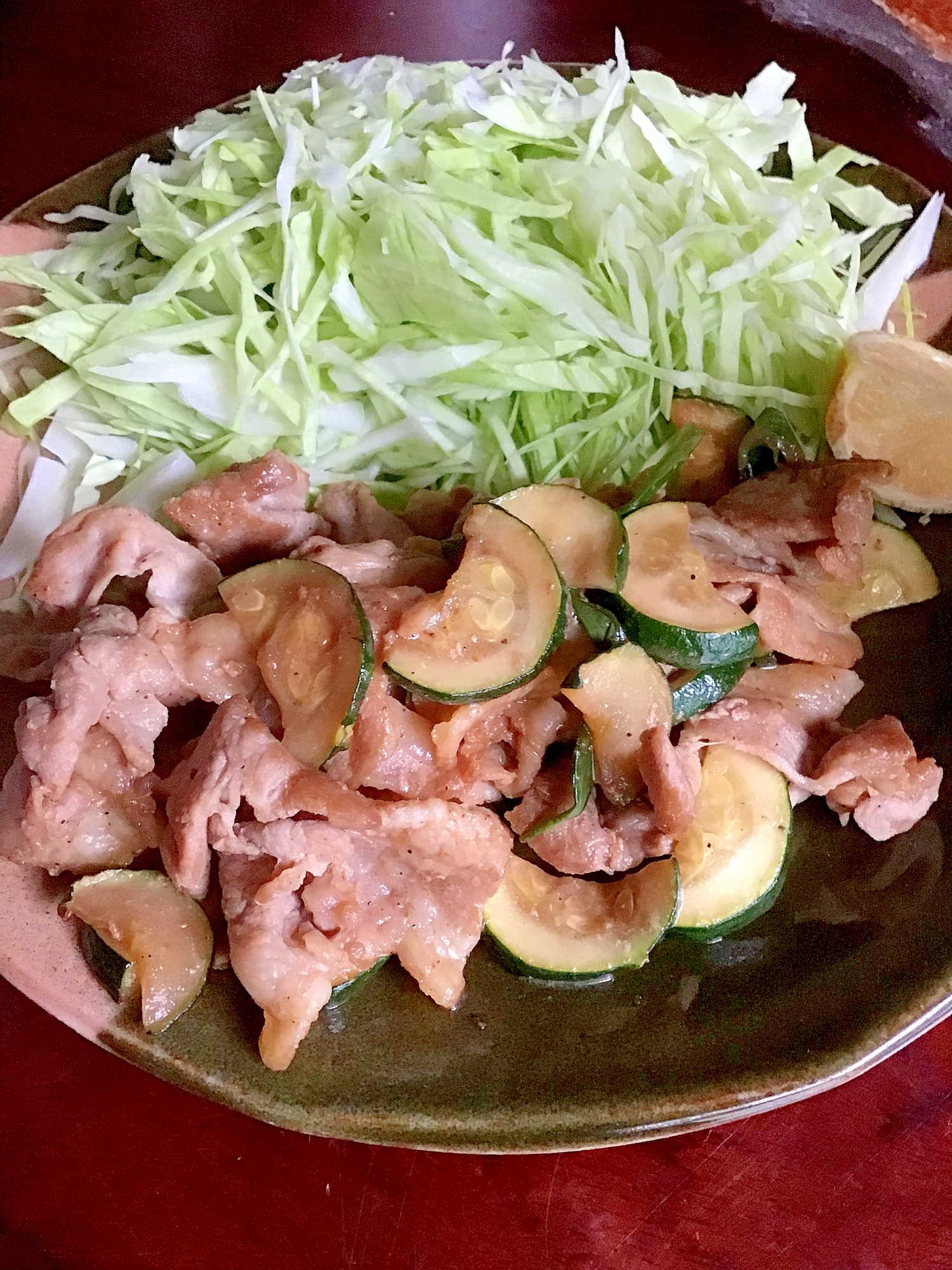 ズッキーニと豚コマのすた丼のタレ炒め。